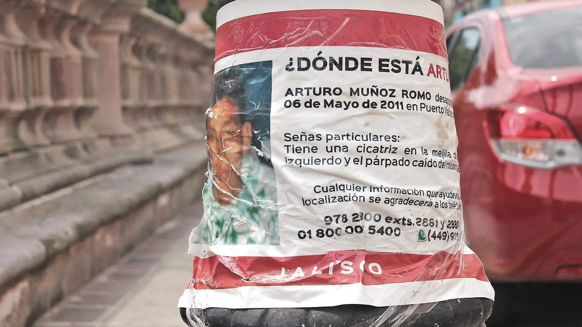 cartel de persona desaparecida en poste